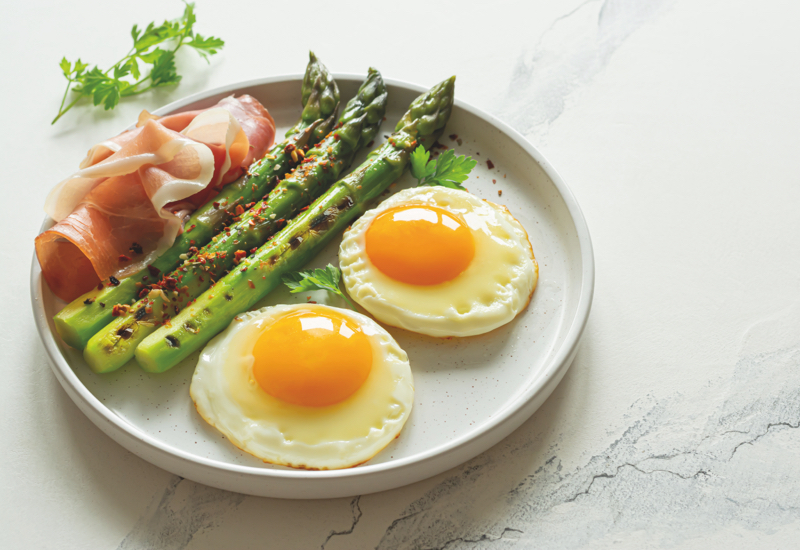 Asparagi, uova e prosciutto di Parma