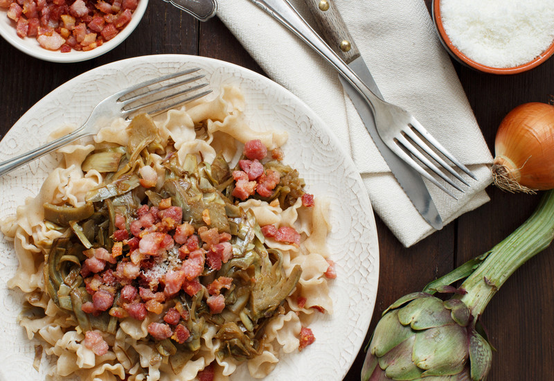 Piatto di pasta guanciale e carciofi - King's