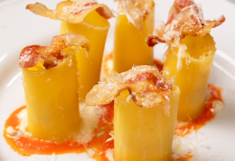 Paccheri ripieni con guanciale e salsa di peperone dolce – King’s Paccheri ripieni con guanciale e salsa di peperone dolce - King's